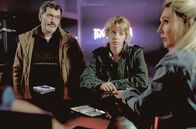 Red Light – Die Kommissare Evi Vercruyssen (Maaike Neuville, Mi.) und Sam De Man (Koen De Bouw, li.) befragen Sylvia Steenhuyzen (Carice van Houten, re.) und Ingmar Leka.