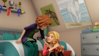 Wendy – Wendy (re.) erzählt ihrer besten Freundin Bianca (li.), dass Sina einfach mit ihrem Pferd Penny losreiten wollte, ohne sie um Erlaubnis zu fragen.