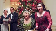 Father Brown – Mrs McCarthy (Sorcha Cusack, l.) und Bunty (Emer Kenny, r.)