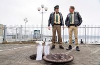 Hubert und Staller – Hubert (Christian Tramitz, rechts) und Staller (Helmfried von Lüttichau, links) machen auf dem Klinikparkplatz eine grausige Entdeckung.