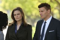 Bones - Die Knochenjägerin – Temperance Brennan (Emily Deschanel, l.); Seeley Booth (David Boreanaz, r.)