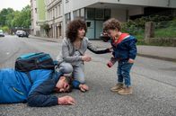 Großstadtrevier – Harry (Maria Ketikidou, r.) bleibt das Herz fast stehen - ohne das beherzte Eingreifen von Dimitris (Danilo Kamperidis, l.) wäre ihr kleiner Sohn Matthies überfahren worden.