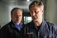 Der Alte – Von Anfang an hat Hauptkommissar Voss (Jan-Gregor Kremp, l.) den Eindruck, dass es bei der Geiselnahme und ihrem blutigen Ende nicht mit rechten Dingen zuging. Einer seiner Verdächtigen ist Hanns Sonnleitner (Marcus Mittermeier, r.), einer der Schützen auf den Geiselnehmer.