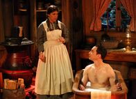 The Big Bang Theory – Ein Geheimnis von Amy (Mayim Bialik, l.) über ihre Wünsche mit Sheldon (Jim Parsons, r.) kommt bei einem Mädchenabend ans Tageslicht ...