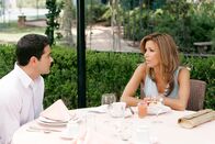 Desperate Housewives – Gabrielle (Eva Longoria, r.) muss den letzten Abend im Hotel allein verbringen und begegnet dort zufällig einem veränderten John Rowland (Jesse Metcalfe, l.) mit Zukunftsplänen, in denen sie leider nicht mehr vorkommt ...