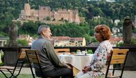 Hotel Heidelberg – Ein neuer Mann in ihrem Leben: Der Mephisto-Darsteller Richard Karrenberg (Andre Jung) ist ganz nach dem Geschmack von Hermine (Hannelore Hoger).