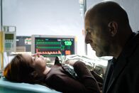 Spuren des Bösen – Richard Brock (Heino Ferch) ist mit Petra Brock (Sabrina Reiter) im Krankenhaus.