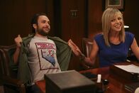 It's Always Sunny in Philadelphia – Charlie (Charlie Day, l.) und Dee (Kaitlin Olson, r.) haben ganz unterschiedliche Vorstellungen davon, wie sie die Bar präsentieren wollen ...