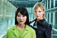 Real Humans - Echte Menschen – Mimi (Lisette Pagler, li.) und Bea (Marie Robertson, re.)
