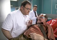 In aller Freundschaft – Nach seinem Sturz wird Alfred Grammel (Herbert Köfer, re.) in die Klinik eingeliefert. Schnell zeigt sich dort sein misstrauisches Wesen als er gegenüber Pfleger Hans-Peter Brenner (Michael Trischan, li.) seinen Verdacht äußert, seine Nachbarn hätten versucht ihn umzubringen. Auch Chefarzt Dr. Heilmann (Thomas Rühmann, Mitte) steht der alte Mann skeptisch gegenüber.