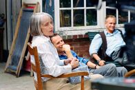 Ende eines Sommers – Hélène (Edith Scob, li.) weiß, dass ihr nicht mehr viel Zeit bleibt. Ihren letzten Geburtstag verbringt sie mit ihrer Familie, darunter ihre Söhne Jérémie (Jérémie Renier, re.) und Frédéric (Charles Berling, Mi.).
