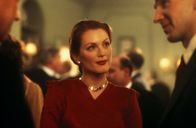 Das Ende einer Affäre – Zwischen zwei Männern: Sarah (Julianne Moore, M.) mit ihrem Mann Henry (Stephen Rea, l.) und Liebhaber Maurice (Ralph Fiennes, l.) bei einem Empfang in Sarahs und Henrys Haus.