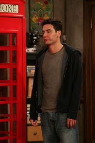 How I Met Your Mother – Ted (Josh Radnor) hat den Eindruck, dass Lily sich in der Wohnung breit macht, um ihn raus zu drängen ...