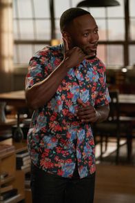 New Girl – Nachdem Winston (Lamorne Morris) bereits Erfahrungen mit einer Fernbeziehung hat, gibt er Nick ein paar Nachhilfestunden in Sachen Telefonsex ...