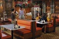 2 Broke Girls – Erstes und gleichzeitig letztes Mitarbeiter-Meeting? Restaurantbesitzer Han (Matthew Moy, l.) schafft es nicht, seine Mitarbeiter unter Kontrolle zu bringen - das Ganze scheint aus dem Ruder zu laufen ...; Erstes und gleichzeitig letztes Mitarbeiter-Meeting? Restaurantbesitzer Han (Matthew Moy, l.) schafft es nicht, seine Mitarbeiter unter Kontrolle zu bringen - das Ganze scheint aus dem Ruder zu laufen ...