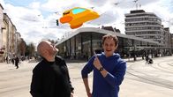 Checker Julian – Mit Zukunftsforscher Stefan klärt Julian (rechts), welche Fortbewegungsmittel in der Zukunft für uns wichtig sind.