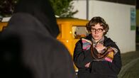 Aktenzeichen XY ... ungelöst – Eine 17-Jährige wartet abends an einer Kreuzung auf ihren Bruder, der sie abholen will. Doch als er ankommt, ist die Schülerin weg. Ein Zeuge sieht Claudia Wilbert nur wenige Augenblicke zuvor mit einem fremden Mann - ist er ihr Mörder?