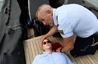 WaPo Bodensee – ARD WAPO BODENSEE, FOLGE 73, "Der Schuss" Uhr im ERSTEN. Bei der Kontrolle einer führerlosen Yacht, wurde auf Nele Fehrenbach (Floriane Daniel) geschossen. Paul Schott (Tim Wilde, r.) kümmert sich um seine verletzte Kollegin.