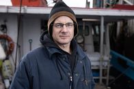 Im Angesicht des Sturms – Der in Yarmouth ansässige Hummerfischer Robert Harris ist der Kapitän der Four H. Die Stadt liegt im Herzen der größten Hummergründe der Welt, so dass die Flotte zu Beginn der Saison massenhaft ausfährt, um den Nordostwind zu schlagen und den ultimativen Fang zu machen. (National Geographic/Nick Head)