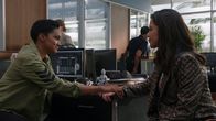 The Rookie – Detective Angela Lopez (Alyssa Diaz, r.) entschuldigt sich bei Detective Nyla Harper (Mekia Cox, l.) für ihr Fehlverhalten und gesteht dabei, dass sie von Angst erfüllt ist.