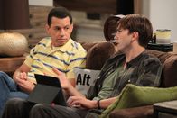 Two and a Half Men – Zufällig trifft Walden (Ashton Kutcher, r.) in einer Bar auf Charlies ehemalige Stalkerin Rose. Sie schafft es, sein Herz für sich zu gewinnen, was Alan (Jon Cryer, l.) nicht fassen kann ...
