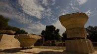 Terra X: Große Völker – Zeustempel von Olympia: Die Olympischen Spiele fanden zu Ehren des Gottes Zeus statt. All die Stadtstaaten, die meistens gegeneinander Krieg führten, trugen in dieser Zeit friedliche Wettkämpfe aus.