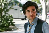 Numb3rs - Die Logik des Verbrechens – Gemeinsam mit Larry und Amita findet Charlie (David Krumholtz) heraus, dass es dem Chef der Bande darum geht, mit Hilfe eines Computerprogramms namens "Spider", das das Auffüllen von Geldautomaten regelt, einen Überfall auf einen Geldtransporter zu arrangieren ...
