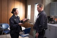 The Rookie – Lucy (Melissa O'Neil) stellt Smitty (Brent Huff) wütend zur Rede und macht unmissverständlich klar, dass sich sein unkollegiales Verhalten ändern muss.