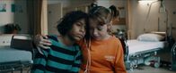3 Hz – Ella (Cécile Enthoven) kümmert sich um Felix (Junes Callaert) im Krankenhaus.