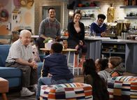 Call Me Kat – (v.l.n.r.) Phil (Leslie Jordan); Max (Cheyenne Jackson); Kat (Mayim Bialik); Carter (Julian Gant)