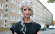 Ostkinder – Sarah Lesch hat in der Plattenbausiedlung in Altenburg eine wunderschöne Kindheit verbracht, sagt sie. Als sie kurz vor ihrer Einschulung mit ihrer Mutter nach Schwaben zog, fand sie die Menschen dort unglaublich anders. Heute lebt die 1984 geborene Liedermacherin wieder in Leipzig.
