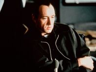 Die üblichen Verdächtigen – Roger "Verbal" Kint (Kevin Spacey) ist der einzige Überlebende eines Massakers unter rivalisierenden Gangstern, doch seine Aussagen bleiben mysteriös.