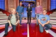 Wer weiß denn sowas? – Moderator Kai Pflaume (M.) und seine Rateteam-Kapitäne Bernhard Hoëcker (l.) und Elton (r.) begrüßen in dieser Sendung den Fernsehkoch Frank Rosin (2.v.l.) und den Fernsehkoch Christian Rach (2.v.r.).