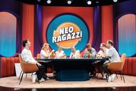 Neo Ragazzi – Sophie Passmann (3.v.l.) und Tommi Schmitt (3.v.r.) mit ihren Gästen Heiko (l.) und Roman Lochmann (2.v.l. verdeckt), Nina (4.v.l.) und Julia Meise (4.v.r.), Dennis (2.v.r.) und Benni Wolter (r.) in "Neo Ragazzi"