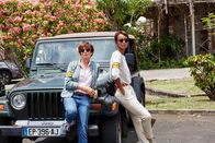 Deadly Tropics – Obwohl die beiden Kommissarinnen Gaëlle Crivelli (Beatrice de la Boulaye, l.) und Mélissa Sainte-Rose (Sonia Rolland, r.) grundverschieden sind, halten sie zusammen und versuchen, die vielen Mordfälle auf der Insel Martinique aufzuklären.