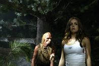 Wrong Turn – Three Finger (Julian Richings, l.); Jessie Burlingame (Eliza Dushku, r.)