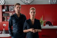 Alles gelogen – Kirsten (Pina Kühr) und Alexander Ludwig (Holger Stockhaus) haben von Vera Siewers' Unfalltod, der Ehefrau ihres Mitarbeiters Hajo, erfahren.