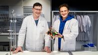 Checker Julian – Welchen Kraftstoff Autos in Zukunft tanken könnten, erfährt Julian (rechts) von Chemiker Ronald.