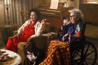 The Middle – Können sie das Date von Frankie und Mike retten? Frankies Tante Edie (Jeanette Miller, l.) und Tante Ginny (Frances Bay, r.) ...; Können sie das Date von Frankie und Mike retten? Frankies Tante Edie (Jeanette Miller, l.) und Tante Ginny (Frances Bay, r.) ...