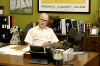 Community – Was für ein verrückter Freitag: Studienleiter Dean Pelton (Jim Rash) fühlt sich nicht ganz wie er selbst ...