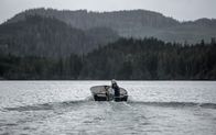 Fernab des Gesetzes – PORT PROTECTION, ALASKA- Gary drives his boat to the place where he wants to forage for clams.
