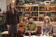 The Big Bang Theory – Während Amy (Mayim Bialik, l.) versucht, ihren Freund zu besänftigen, müssen Howard (Simon Helberg, M.) und Bernadette (Melissa Rauch, r.) in den sauren Apfel beißen ...