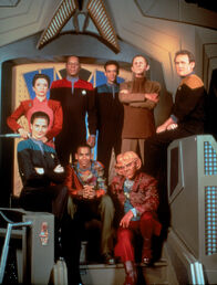 Star Trek - Deep Space Nine – Lt. Commander Worf (Michael Dorn), Chief O'Brien (Colm Meaney), Doktor Julian Subatoi Bashir (Alexander Siddig), Quark (Armin Shimerman), Odo (Rene Auberjonois), Major Kira (Nana Visitor), Lt. Commander Jadzia Dax (Terry Farrell),Captain Sisko (Avery Brooks), Jake Sisko (Cirroc Lofton).