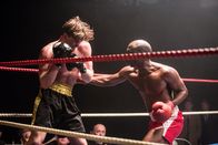 Father Brown – Der talentierte Amateur-Boxer Jeb Cornish (Chris Gordon, l.) bekommt die Chance gegen den erfolgreichen Devon Hoyle (Mens Sana Tamakloe, r.) zu kämpfen. Wird er sich beweisen können?