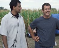 Signs - Zeichen – Regisseur M. Night Shyamalan, l. und sein Hauptdarsteller Mel Gibson, r. bei den Dreharbeiten zu Signs - Zeichen