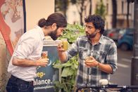 Andere Eltern – Björn (Serkan Kaya, r.) versucht vergeblich, seine grünen Smoothies mit Schuss in die Kölner Kiosks zu bringen. Zum Glück kennt sich Arif (Samy Challah, l.) besser aus, und bietet ihm seine Hilfe an.