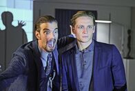 Der Nanny – L-R: Bauunternehmer August (Joko Winterscheidt) und Clemens (Matthias Schweighöfer) planen ein neues Bauprojekt. Doch dazu müssen sie eine reiche Investorin gewinnen, was gar nicht so einfach ist .