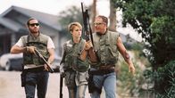 Domino - Live Fast Die Young – v.li.: Choco (Edgar Ramirez), Domino Harvey (Keira Knightley) und Ed Moseby (Mickey Rourke)