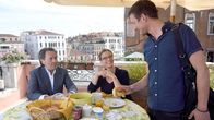 Donna Leon – Brunetti (Uwe Kockisch) und seine Frau Paola (Julia Jäger) sind froh, dass es Raffi (Patrick Diemling) wieder gut geht.
