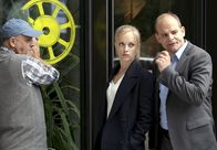 Hauptstadtrevier – ARD HEITER BIS TÖDLICH - HAUPTSTADTREVIER, FOLGE 22, "Wissen ist Macht" Uhr im ERSTEN. Julia Klug (Friederike Kempter, M. mit Komparse, l.) und Johannes Sonntag (Matthias Klimsa, r.) überlegen, wie sie im Fall von Christian Oswald weiterkommen können.